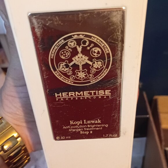 Manny different face creams - Picture 7 of 13